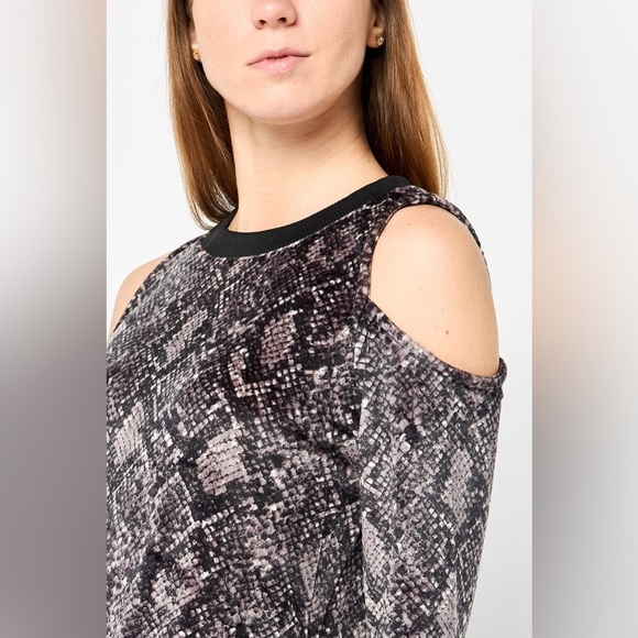 MICHAEL KORS | Women Round Neck Cold Shoulder Snakeskin Blouse, Multicolor - Picture 13 of 16